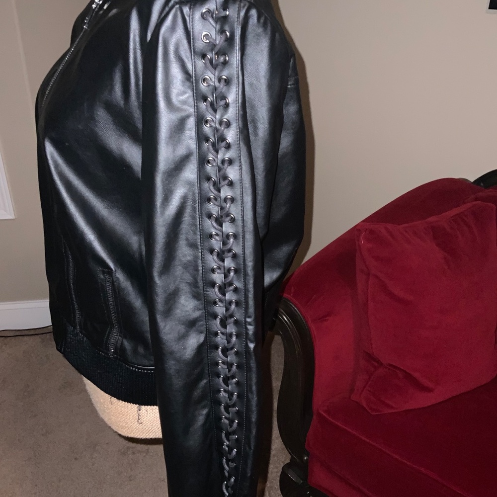 Sleek & Versatile Guess Jacket - image 3